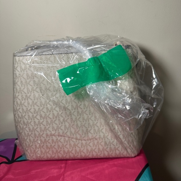 NWT -Michael Kors shoulder bag. - Picture 2 of 3